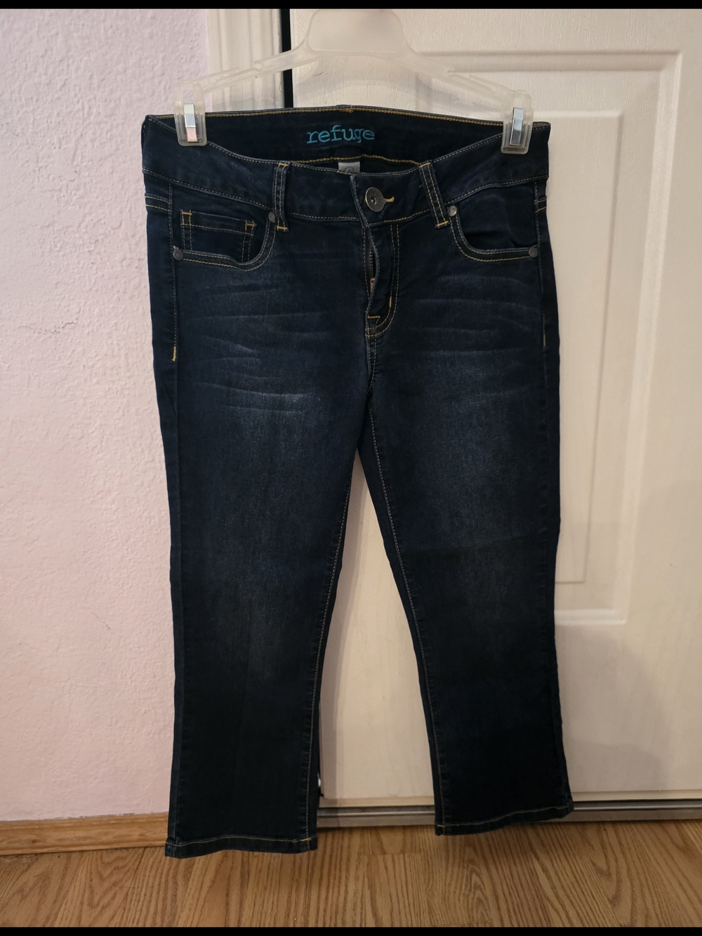 NWOT- Refuge Size 4 Dark Blue Capris